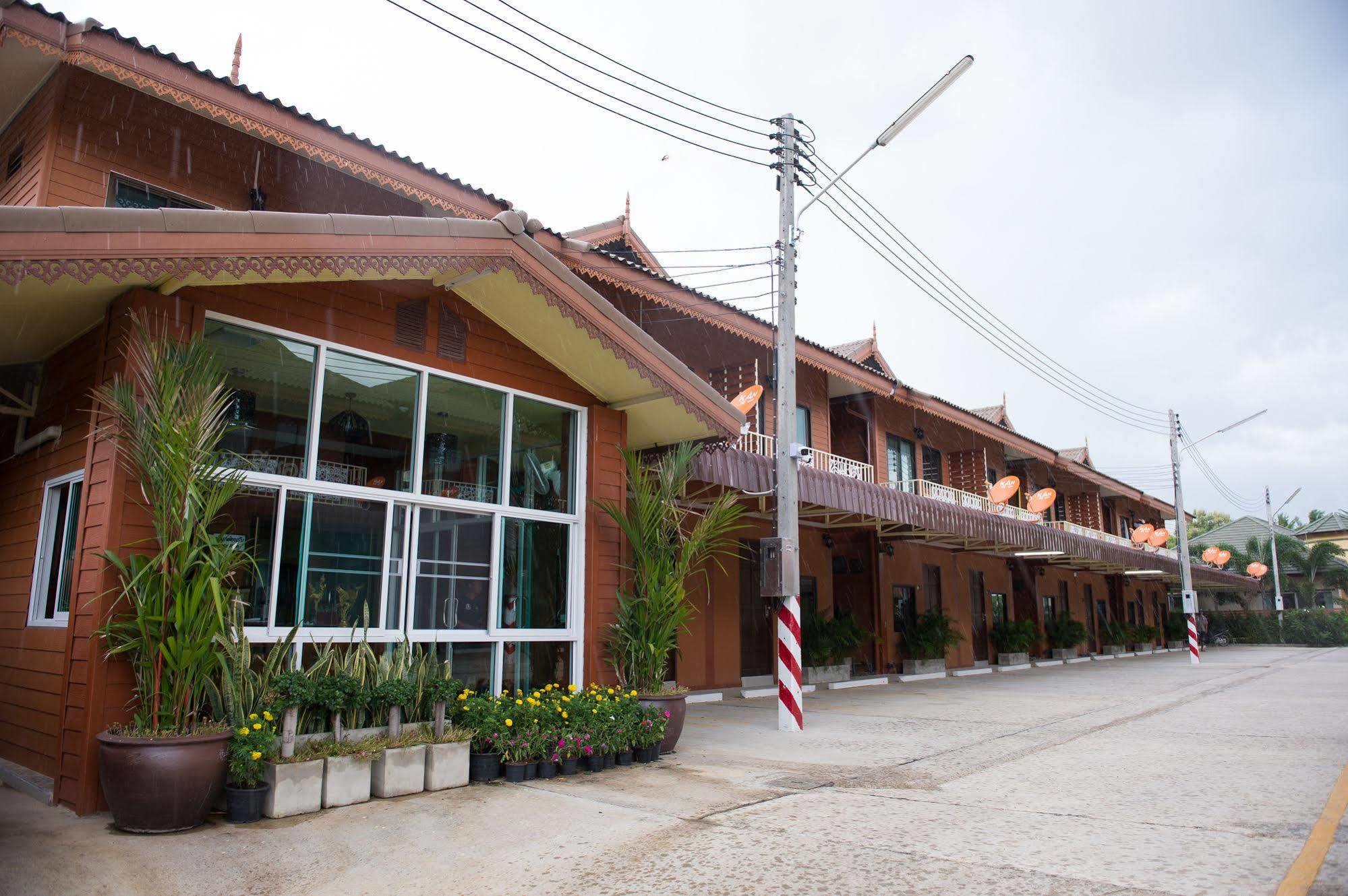 Sri Siam Resort Kanchanaburi Buitenkant foto
